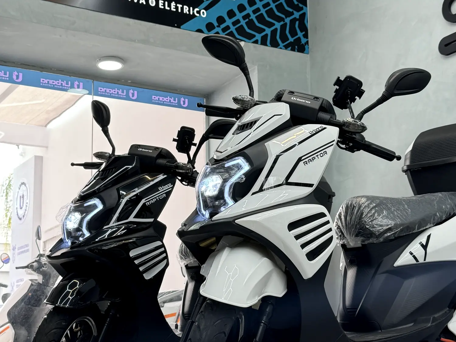 Vitrine da loja MotoChefe com scooters elétricas alinhadas